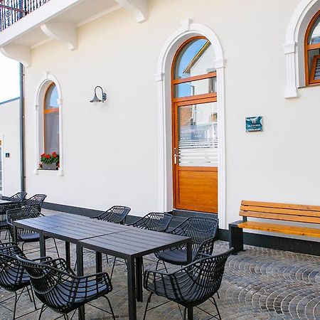 House Of Charles Hotel Carei Exterior photo